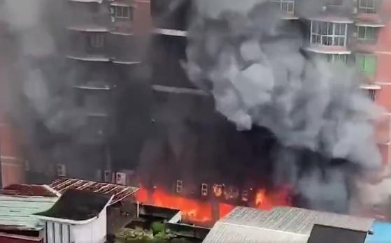 重庆一商城发生火灾现场火势凶猛浓烟滚滚