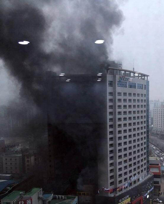 韩国华美达酒店发生火灾浓烟滚滚